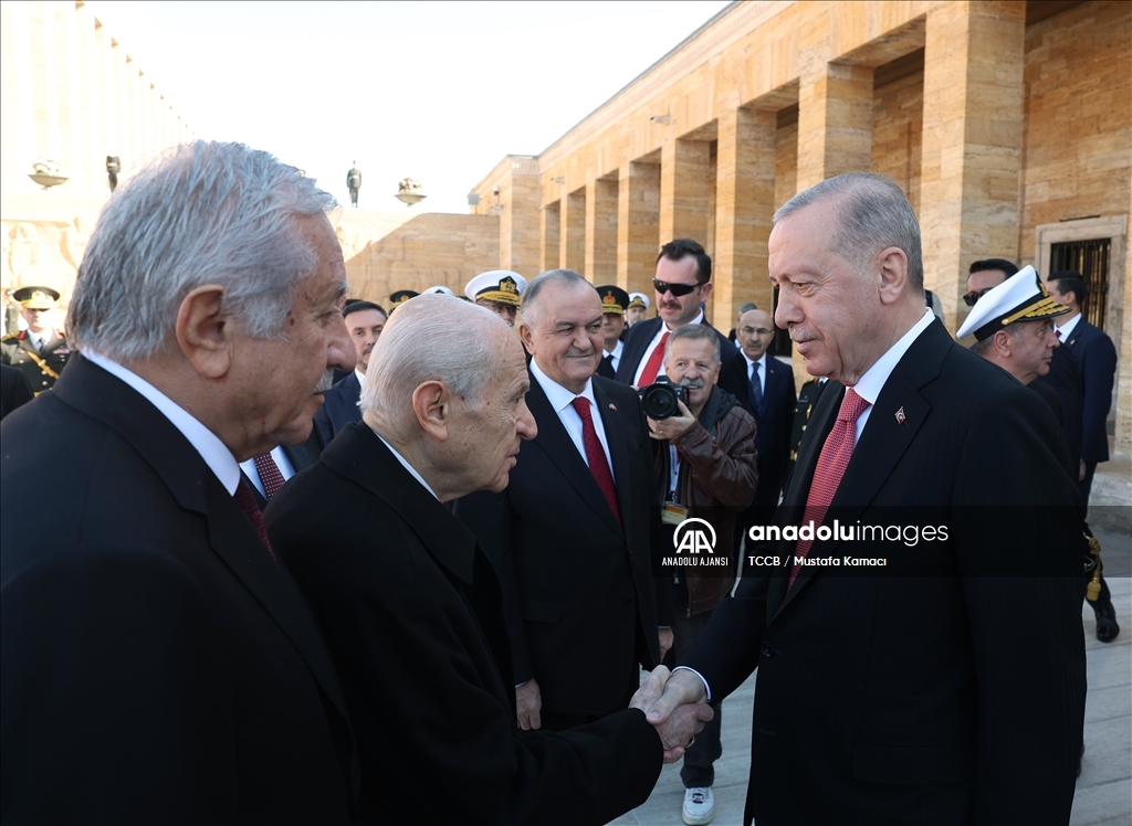 Cumhurbaşkanı Erdoğan başkanlığındaki devlet erkanı Anıtkabir'i ziyaret etti