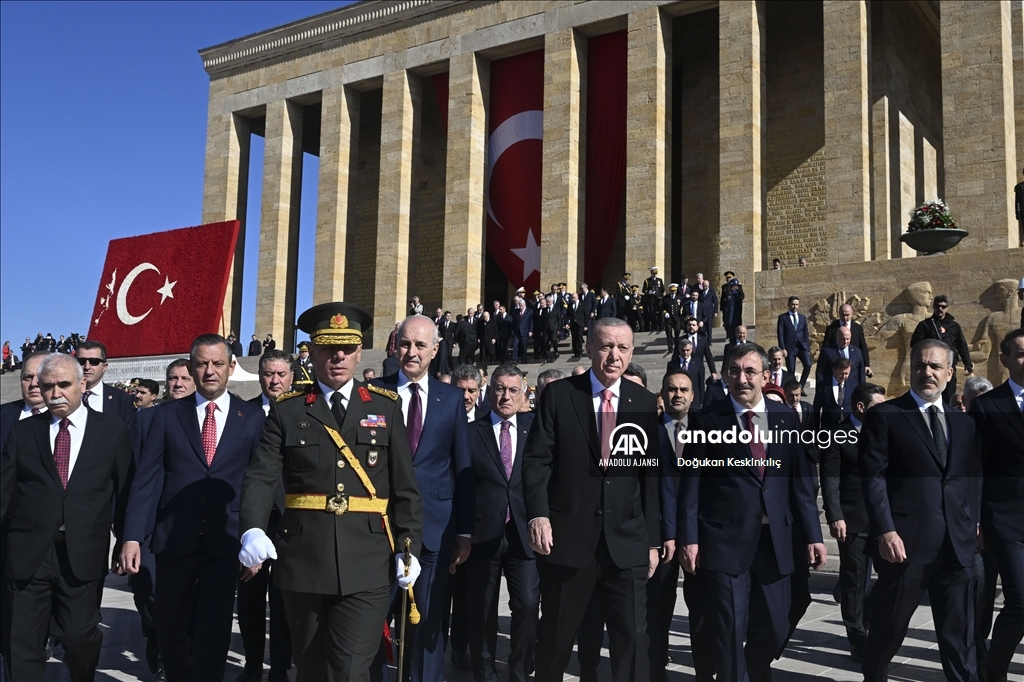 Cumhurbaşkanı Erdoğan başkanlığındaki devlet erkanı Anıtkabir'i ziyaret etti