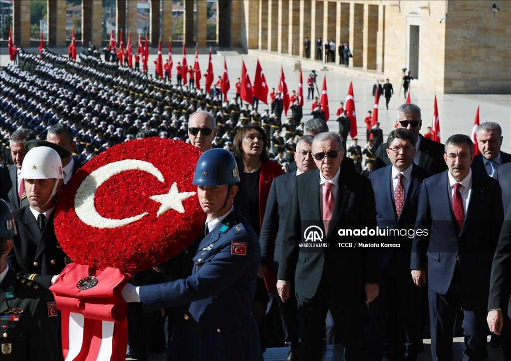 Cumhurbaşkanı Erdoğan başkanlığındaki devlet erkanı Anıtkabir'i ziyaret etti