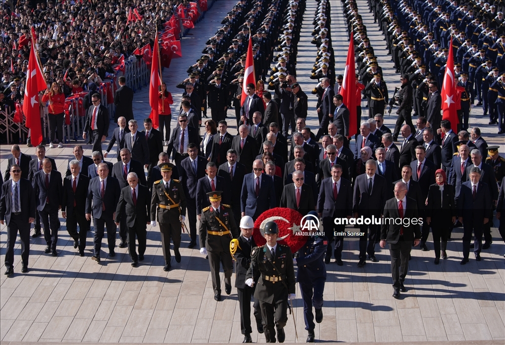 Cumhurbaşkanı Erdoğan başkanlığındaki devlet erkanı Anıtkabir'i ziyaret etti