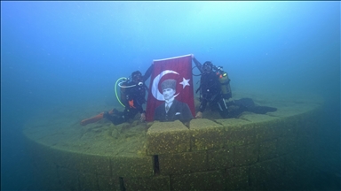 29 Ekim Cumhuriyet Bayramı Van Gölü'nün derinliklerinde kutlandı