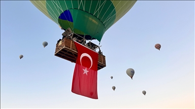 Kapadokya'da balonlar Türk bayraklarını gökyüzünde dalgalandırdı