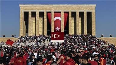 Cumhuriyetin 101. yıl dönümü dolayısıyla vatandaşlar Anıtkabir'i ziyaret etti