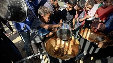 Gazze'de yerinden edilmiş Filistinlilere yemek dağıtıldı