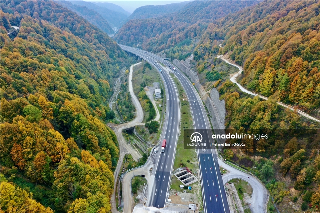 Anadolu Otoyolu'nun Bolu Dağı kesimi sonbahar renkleri arasında yolculuk imkanı sunuyor