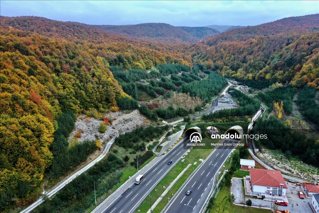 Anadolu Otoyolu'nun Bolu Dağı kesimi sonbahar renkleri arasında yolculuk imkanı sunuyor