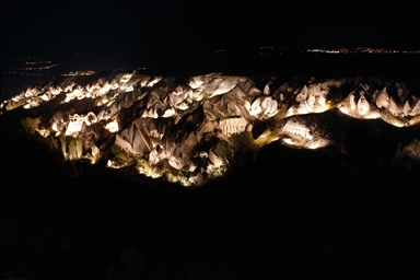 Kapadokya'nın peribacalarıyla kaplı vadisi "Güvercinlik" gece de turist çekecek