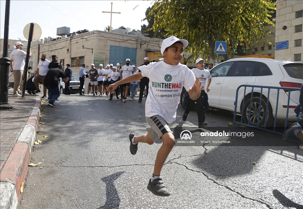 Batı Şeria'daki Ayrım Duvarı'nda Filistin'e destek maratonu düzenlendi