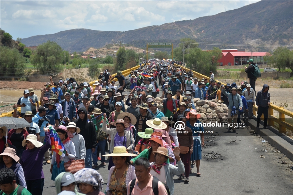 Bolivya'da eski Devlet Başkanı Morales yanlıları yol kapattı