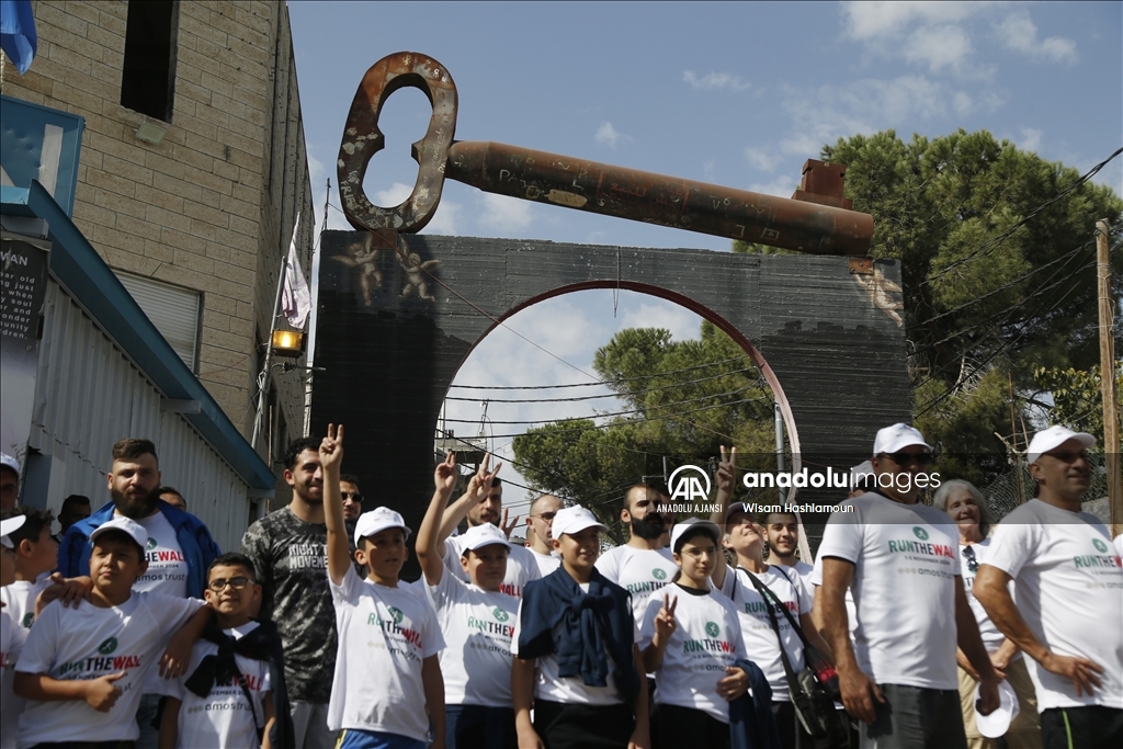 Batı Şeria'daki Ayrım Duvarı'nda Filistin'e destek maratonu düzenlendi