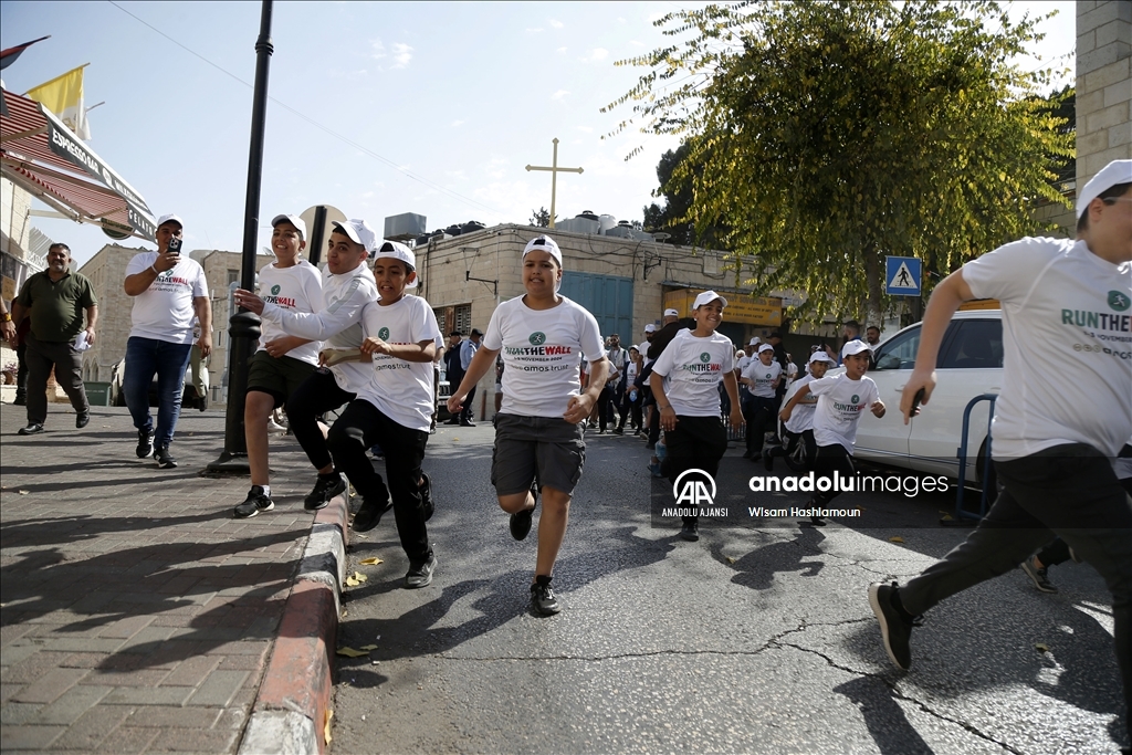 Batı Şeria'daki Ayrım Duvarı'nda Filistin'e destek maratonu düzenlendi