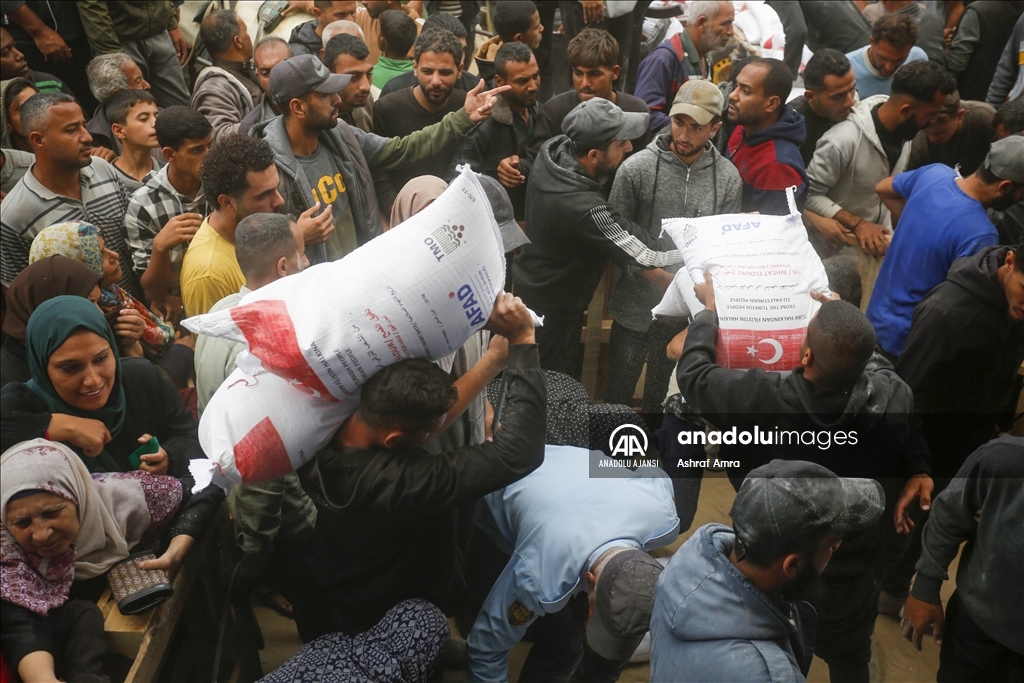 AFAD, gıda krizinin yaşandığı Gazze'de Filistinlilere un dağıttı