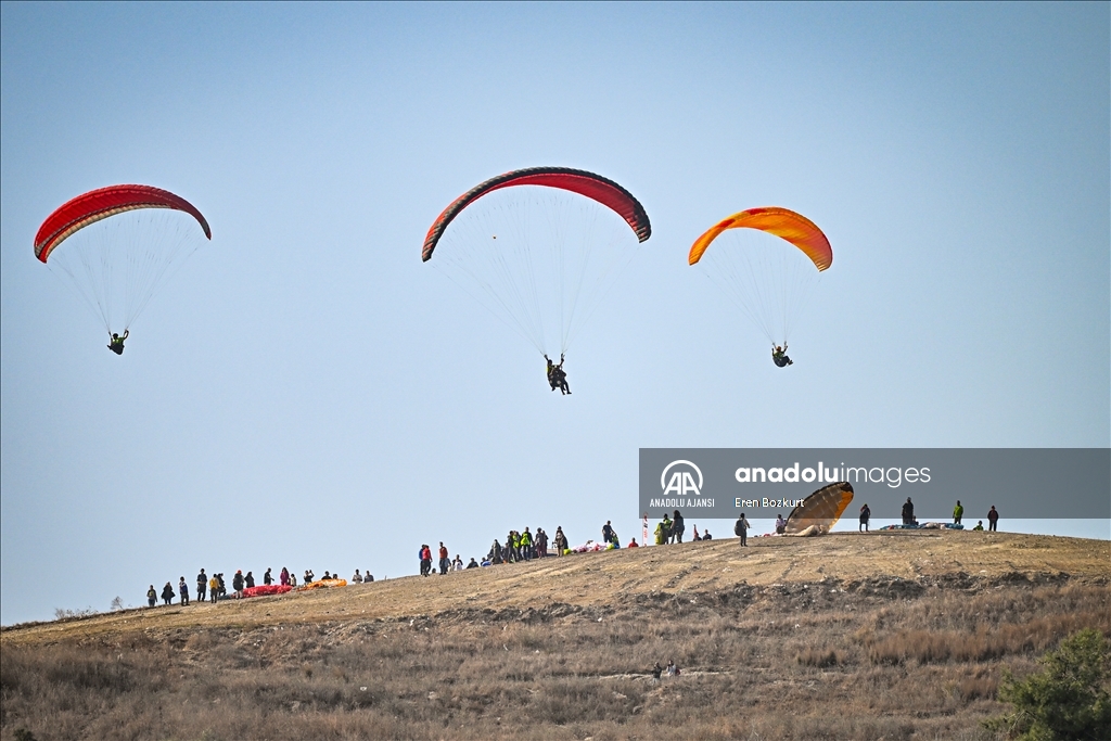 Adana'da 13. Kostümlü Yamaç Paraşütü Festivali başladı