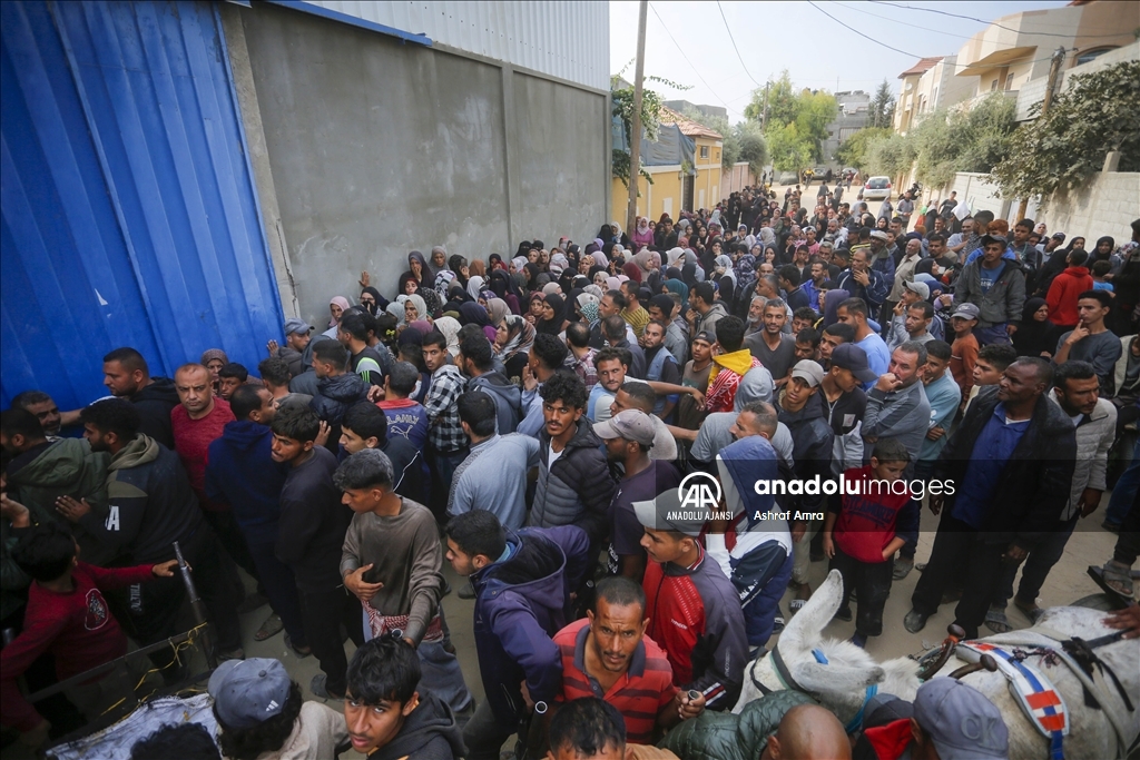 AFAD, gıda krizinin yaşandığı Gazze'de Filistinlilere un dağıttı