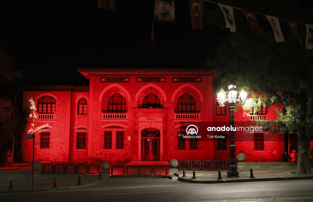 Ankara ve İstanbul'daki sembol yapılar "Kızılay" kırmızısıyla ışıklandırıldı