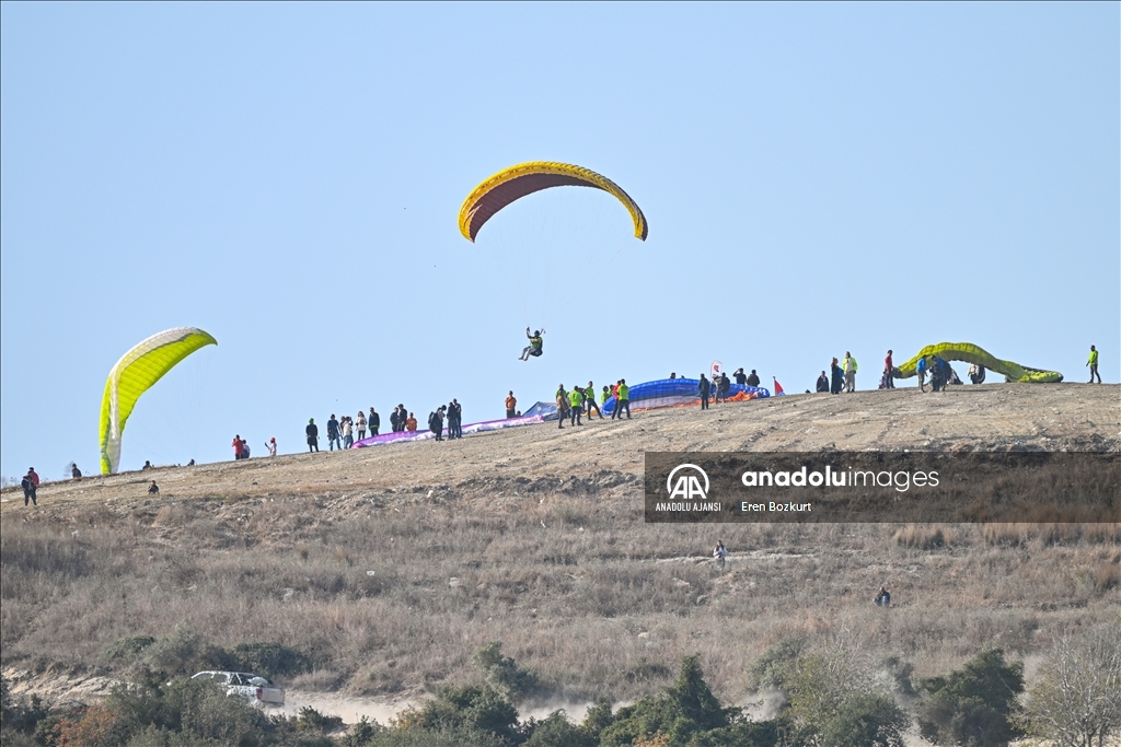 Adana'da 13. Kostümlü Yamaç Paraşütü Festivali başladı