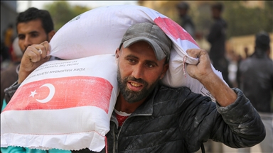 AFAD, gıda krizinin yaşandığı Gazze'de Filistinlilere un dağıttı