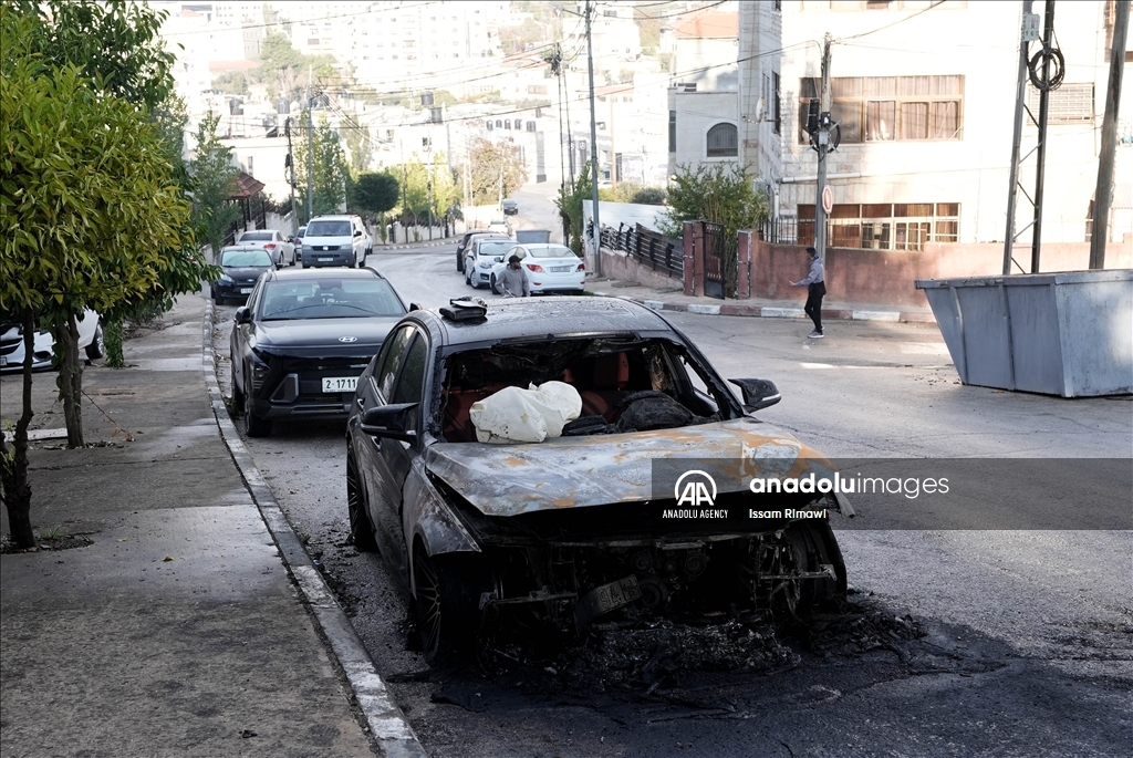 الضفة.. مستوطنون إسرائيليون يحرقون 20 سيارة فلسطينية في البيرة