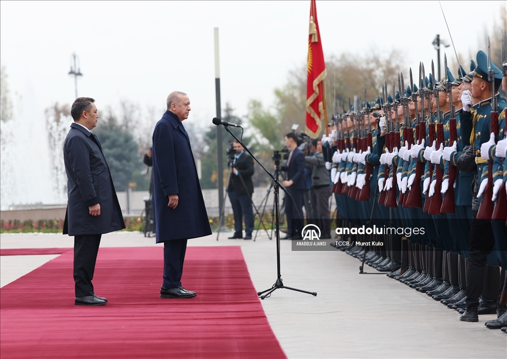 Cumhurbaşkanı Erdoğan, Bişkek'te resmi törenle karşılandı