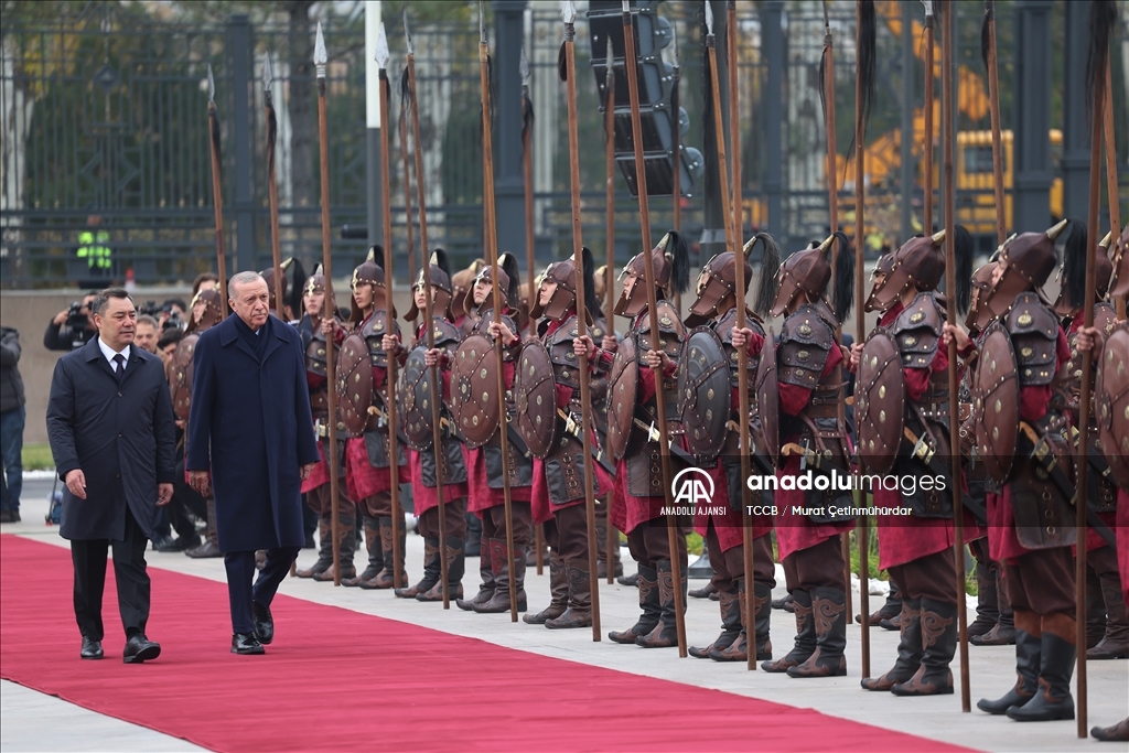 Cumhurbaşkanı Erdoğan, Bişkek'te resmi törenle karşılandı