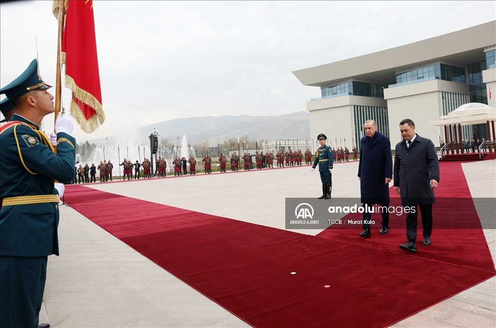 Cumhurbaşkanı Erdoğan, Bişkek'te resmi törenle karşılandı