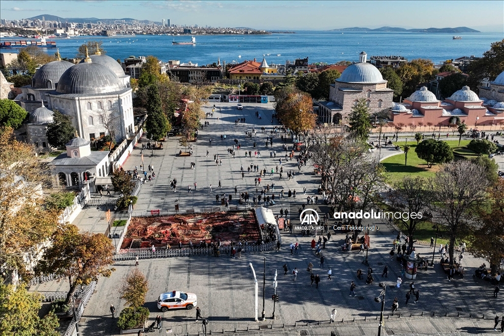 Ayasofya Meydanı'ndaki enstalasyon Gazze'deki halıları hatırlatıyor