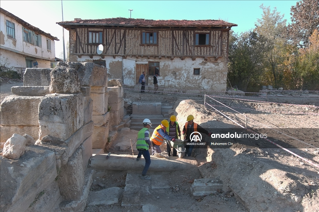 Aizanoi'de anıtsal kapı ile 2 bin yıllık tiyatro maskı bulundu