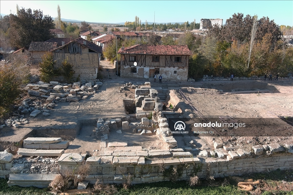 Aizanoi'de anıtsal kapı ile 2 bin yıllık tiyatro maskı bulundu