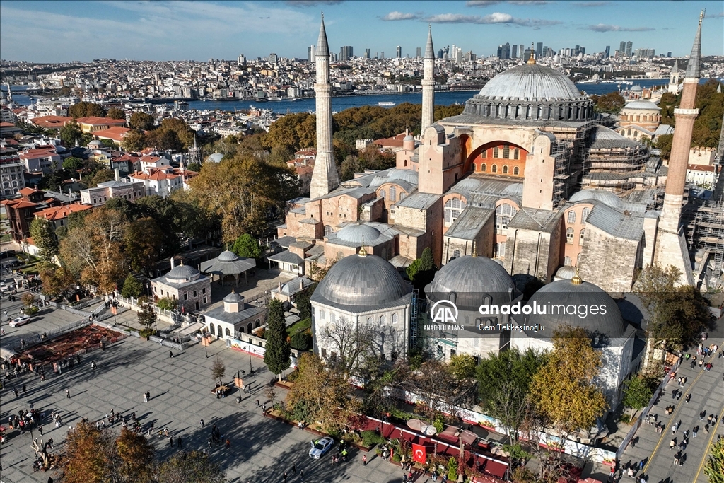 Ayasofya Meydanı'ndaki enstalasyon Gazze'deki halıları hatırlatıyor