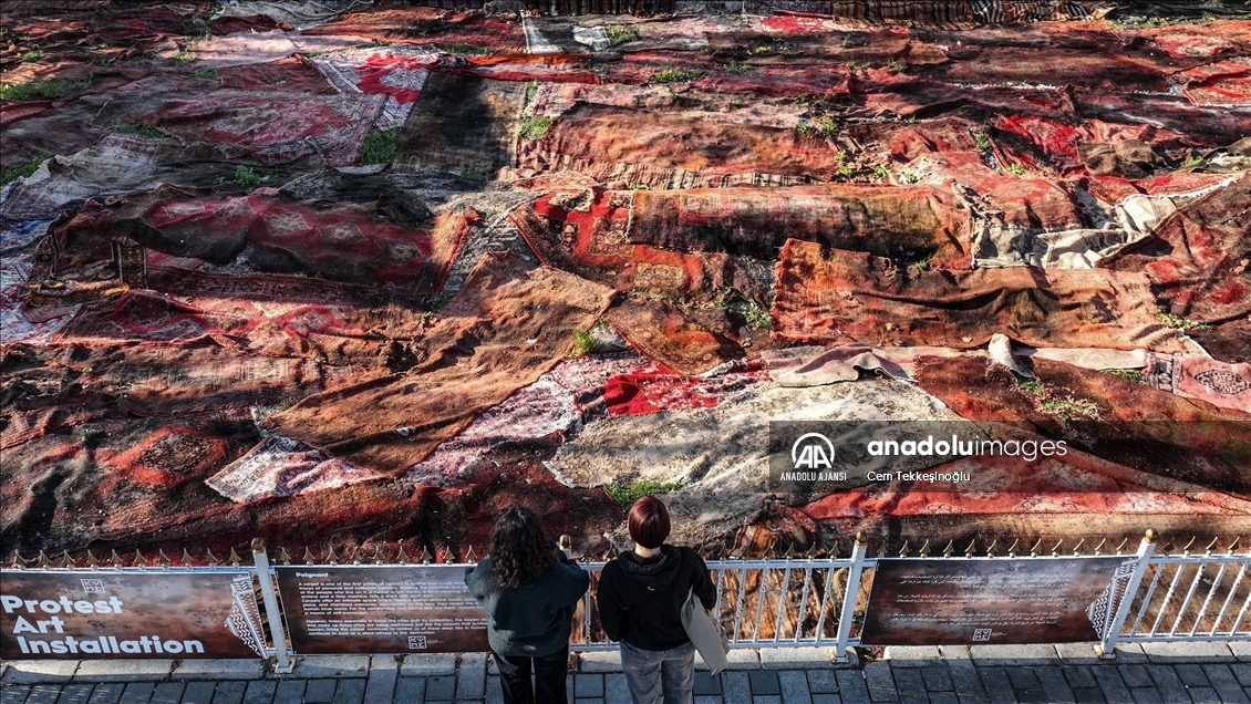 Ayasofya Meydanı'ndaki enstalasyon Gazze'deki halıları hatırlatıyor