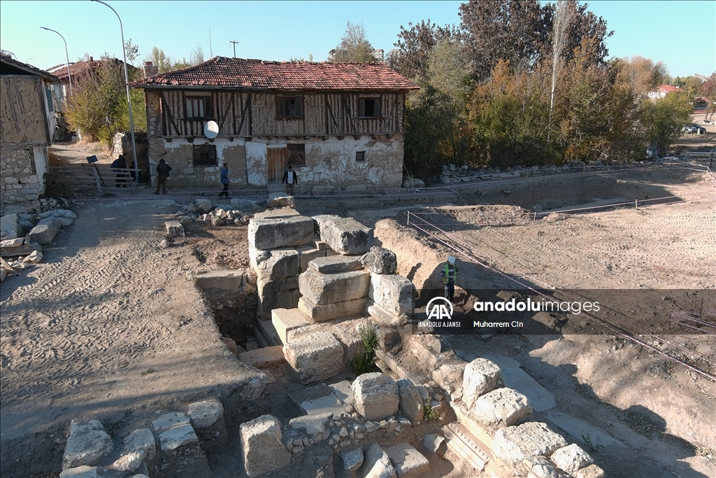 Aizanoi'de anıtsal kapı ile 2 bin yıllık tiyatro maskı bulundu