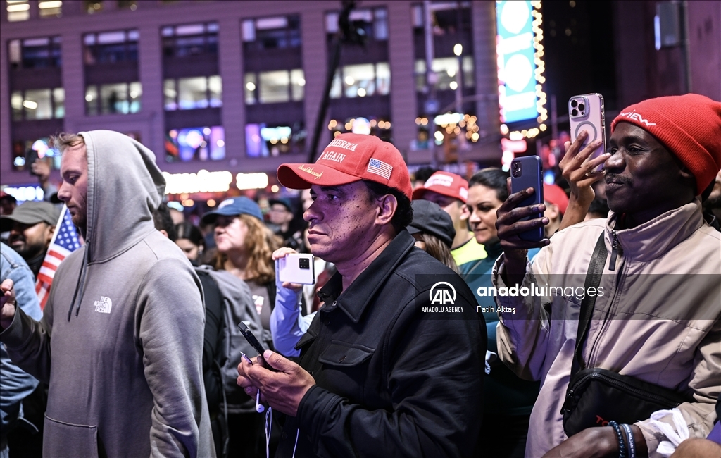 Donald Trump axaftina serkeftinê kir