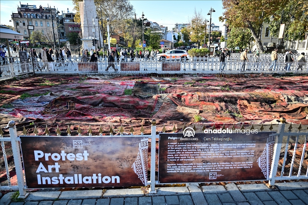 Ayasofya Meydanı'ndaki enstalasyon Gazze'deki halıları hatırlatıyor