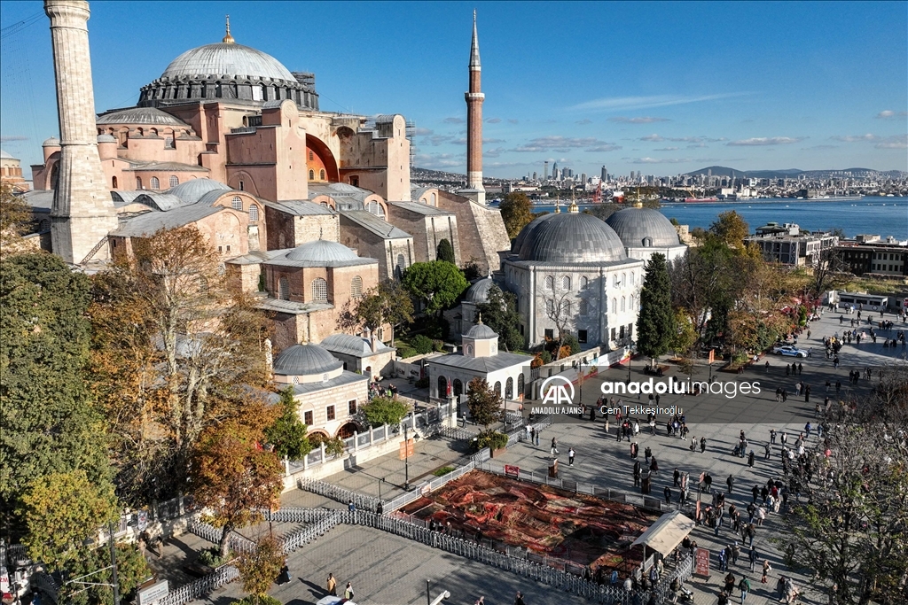 Ayasofya Meydanı'ndaki enstalasyon Gazze'deki halıları hatırlatıyor