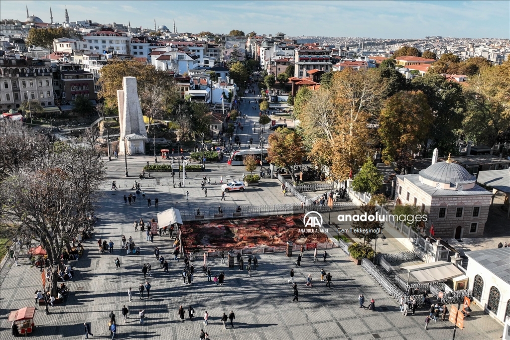 Ayasofya Meydanı'ndaki enstalasyon Gazze'deki halıları hatırlatıyor