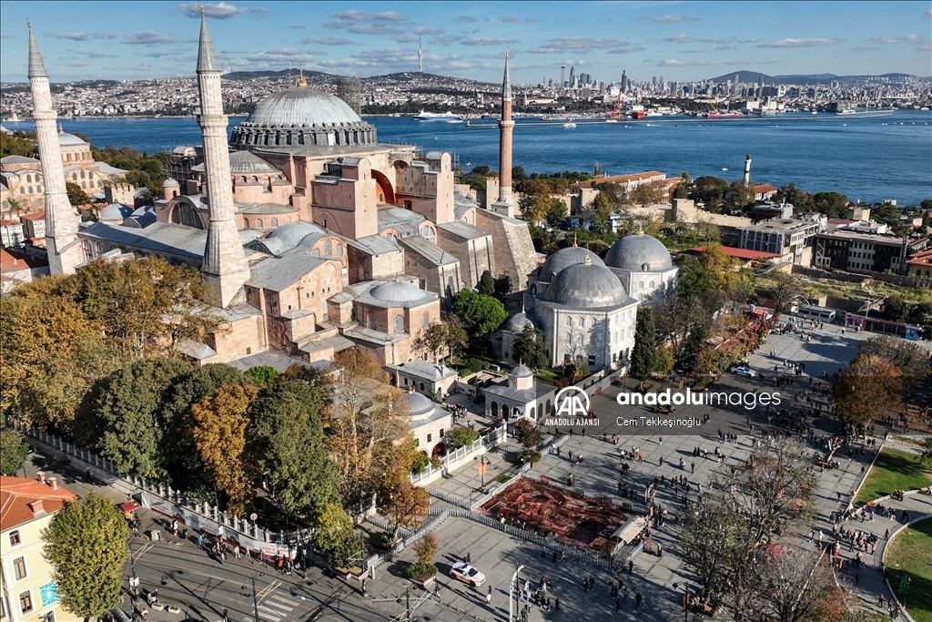 Ayasofya Meydanı'ndaki enstalasyon Gazze'deki halıları hatırlatıyor