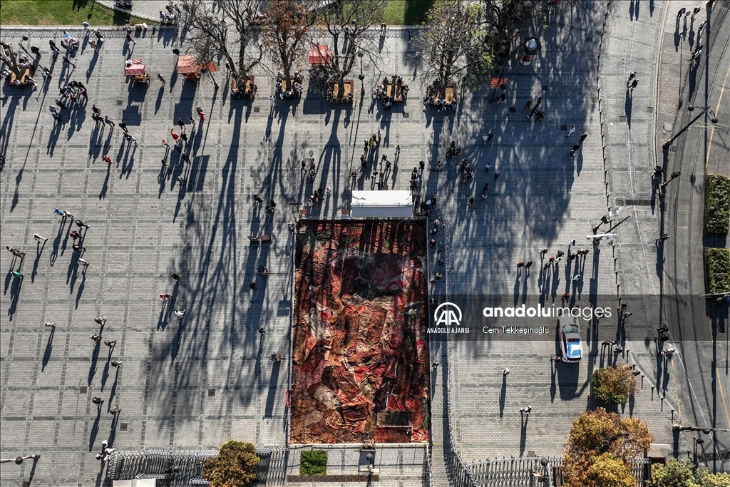 Ayasofya Meydanı'ndaki enstalasyon Gazze'deki halıları hatırlatıyor