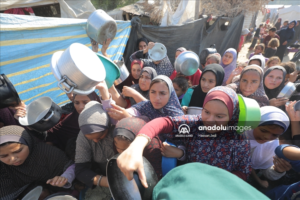 Gazze'de yerinden edilmiş Filistinlilere yemek dağıtıldı