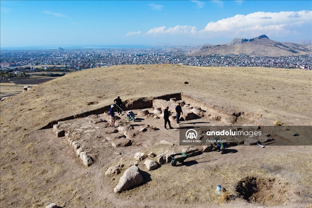 Van'da "Urartu ambarı"nda çivi yazılı 42 pithos bulundu