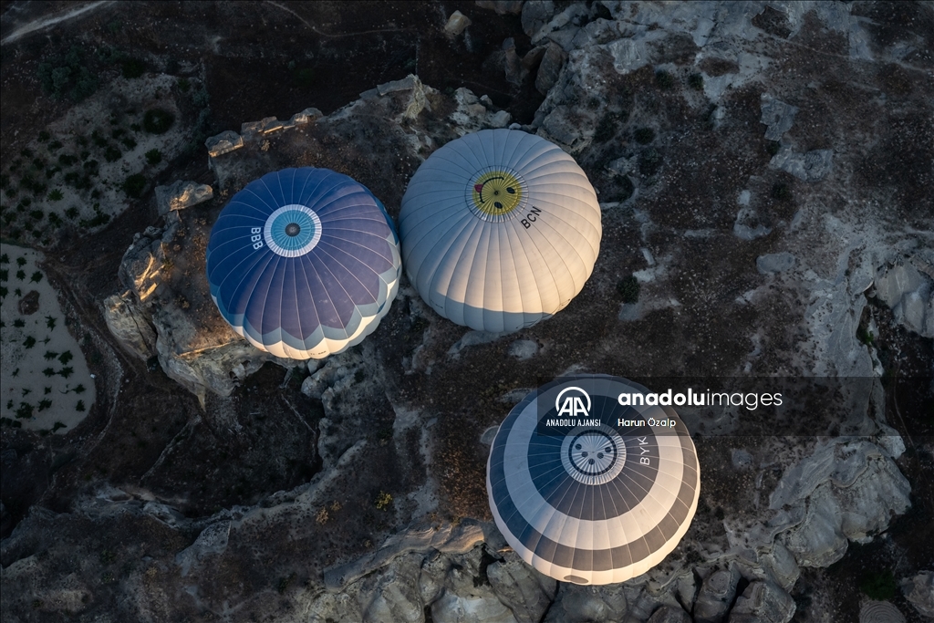 Kapadokya'nın balon pilotları uçuş güvenliği için gökyüzünde orkestra uyumuyla hareket ediyor