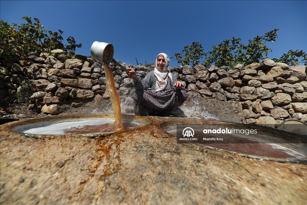 Mardin’de üzümler; pekmez, pestil ve cevizli sucuğa dönüştürülüyor