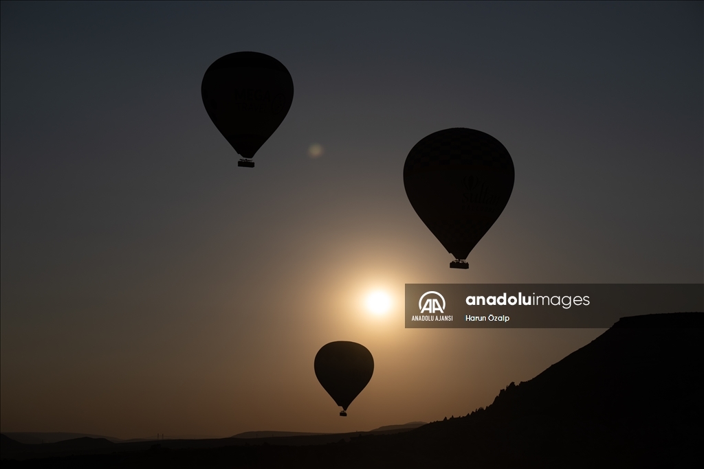 Kapadokya'nın balon pilotları uçuş güvenliği için gökyüzünde orkestra uyumuyla hareket ediyor