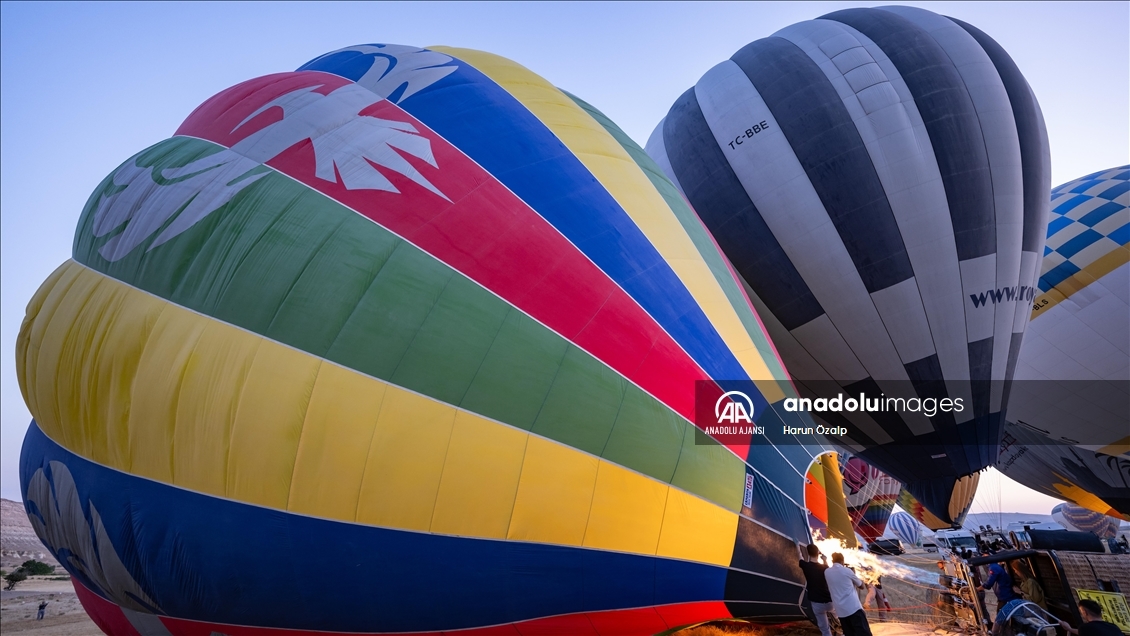 Kapadokya'nın balon pilotları uçuş güvenliği için gökyüzünde orkestra uyumuyla hareket ediyor