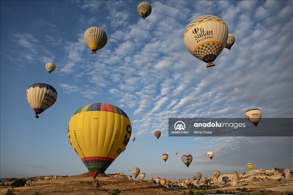 Kapadokya'nın balon pilotları uçuş güvenliği için gökyüzünde orkestra uyumuyla hareket ediyor