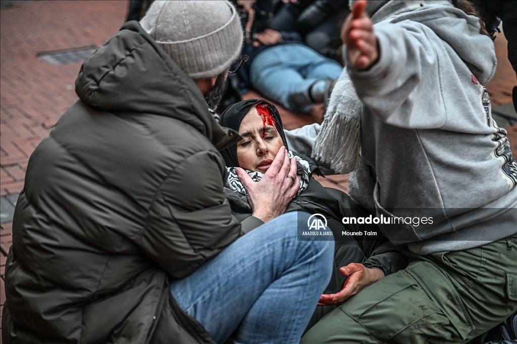 Dam Meydanı'nda yasaklanan gösteride düzinelerce kişi tutuklandı
