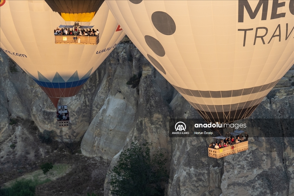 Kapadokya'nın balon pilotları uçuş güvenliği için gökyüzünde orkestra uyumuyla hareket ediyor