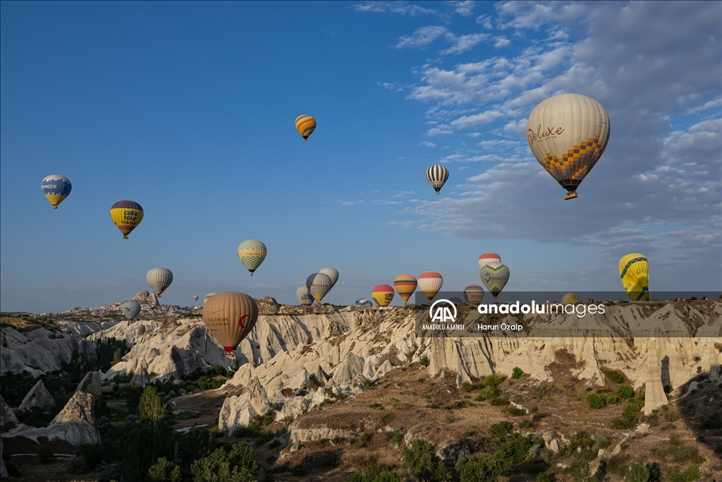 Kapadokya'nın balon pilotları uçuş güvenliği için gökyüzünde orkestra uyumuyla hareket ediyor