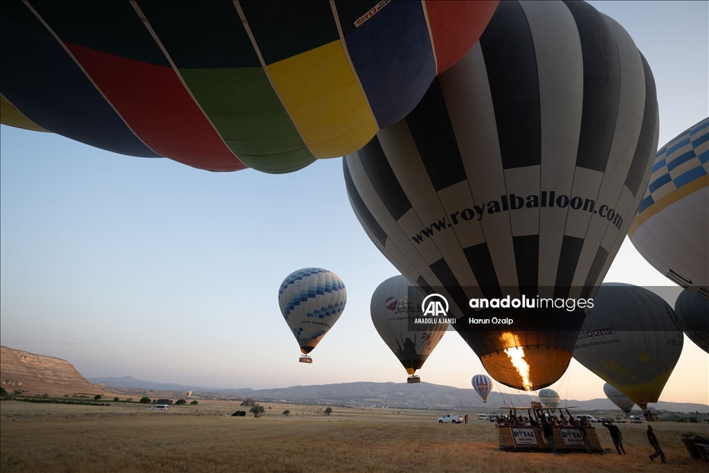 Kapadokya'nın balon pilotları uçuş güvenliği için gökyüzünde orkestra uyumuyla hareket ediyor