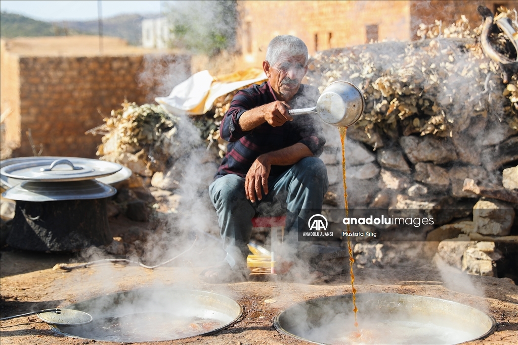Mardin’de üzümler; pekmez, pestil ve cevizli sucuğa dönüştürülüyor
