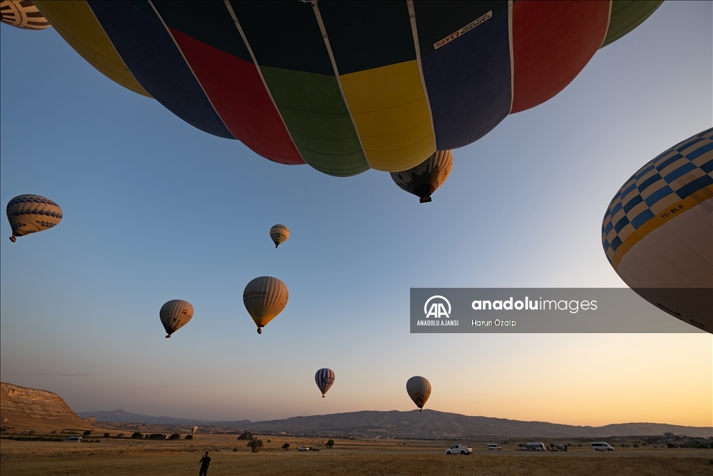 Kapadokya'nın balon pilotları uçuş güvenliği için gökyüzünde orkestra uyumuyla hareket ediyor